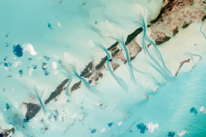  Các đảo nhỏ và dòng chảy cắt ngang giữa chúng ở Bahamas, đất nước nằm ở biển phía bắc Cuba, trong một bức ảnh chụp từ Trạm Vũ trụ Quốc tế. Ảnh: NASA/Reuters.