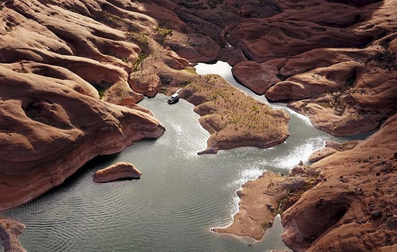  Một khu neo đậu thuyền (thuyền có thể dùng làm nhà) ở vùng nước nông trong một hẻm núi ở hồ Powell gần thị trấn Page, bang Arizona. Hồ này, nằm trên sông Colorado, cung cấp nước cho các bang Nevada, Arizona và California. Ảnh: Reuters.