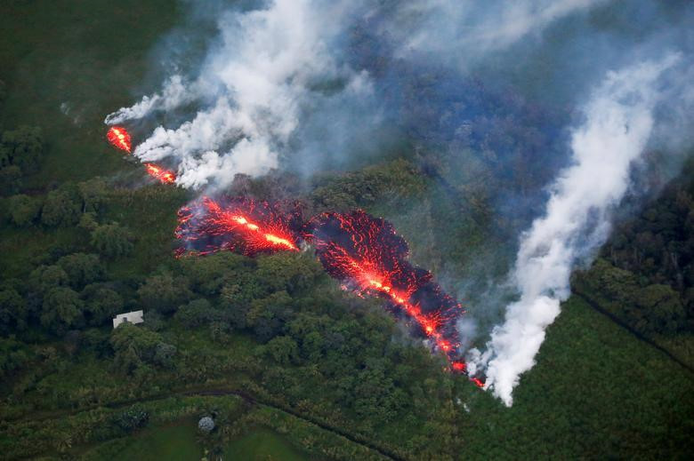  Dung nham phun trào từ một khe nứt phía đông phân khu Leilani Estates trong một đợt phun trào núi lửa Kilauea ở Hawaii. Ảnh chụp tháng 5/2018. Ảnh: Reuters.