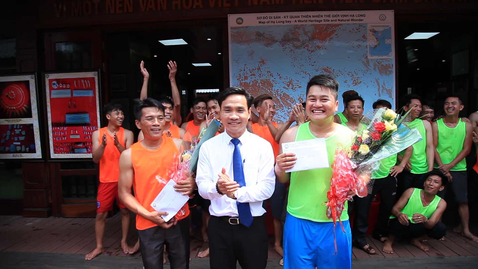 Ông Phạm Đình Huỳnh - Phó Trưởng Ban Quản lý Vịnh Hạ Long trao thưởng cho 2 đội tham gia bơi chải