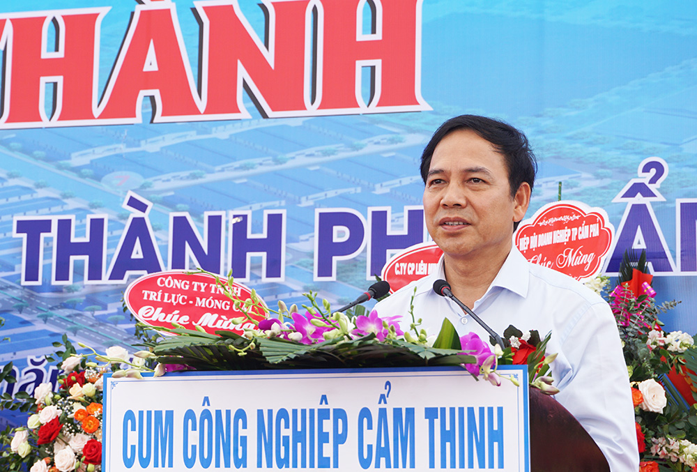 Đồng chí Đặng Huy Hâu, Phó Chủ tịch Thường trực UBND tỉnh phát biểu tại buổi lễ khánh thành CCN Cẩm Thịnh.