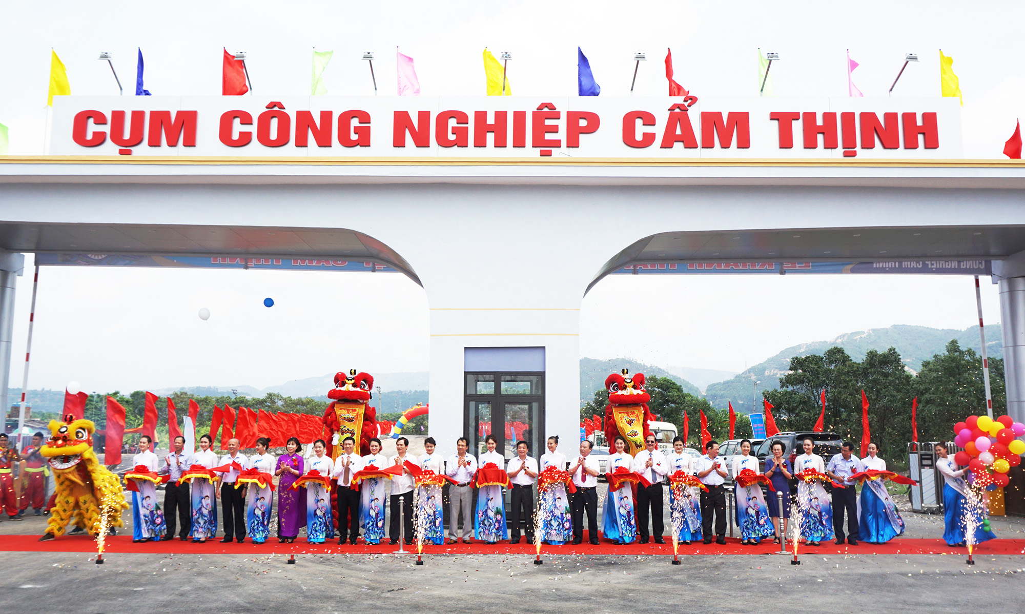 Các đại biểu cắt băng khánh thành CCN Cẩm Thịnh, thành phố Cẩm Phả.