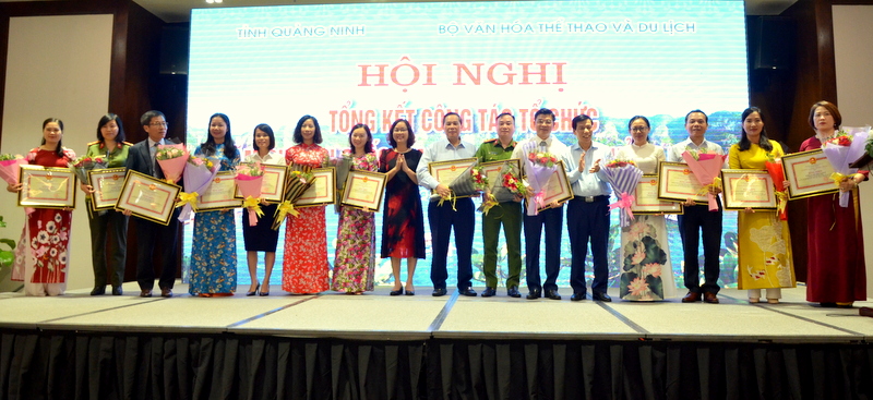 Nhân dịp này, Bộ VH,TT&DL đã tặng Bằng khen cho 15 tập thể và 15 cá nhân đã có thành tích xuất sắc trong Năm Du lịch quốc gia 2018 – Hạ Long – Quảng Ninh