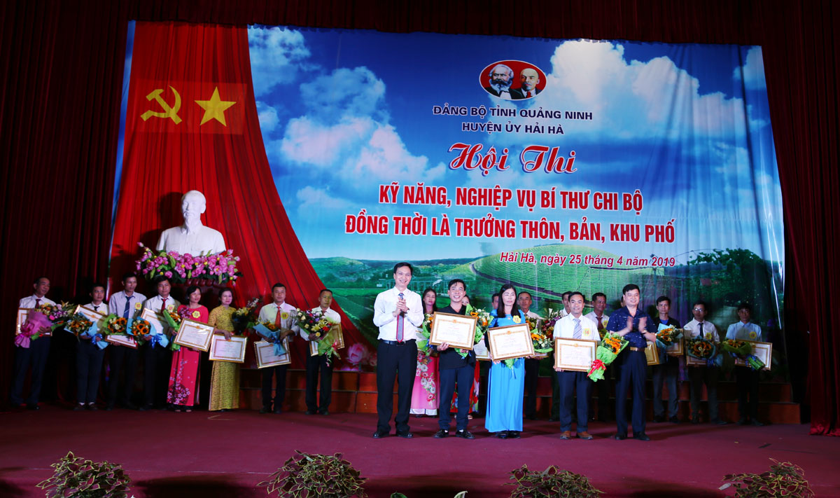 Lãnh đạo huyện Hải Hà trao giải cho các thí sinh đạt giải A tại hội thi.