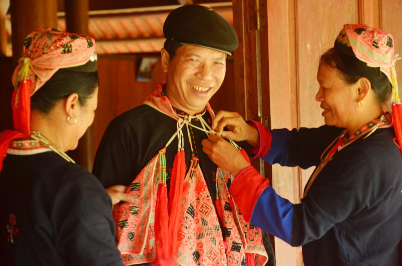 Nghệ nhân ưu tú Đặng Văn Thương trong trang phục chú rể tái hiện cảnh đám cưới truyền thống của người Dao Thanh Y.