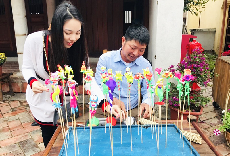 TP Uông Bí khuyến khích nhân rộng mô hình nghề truyền thống nặn tò he tại lễ hội Yên Tử
