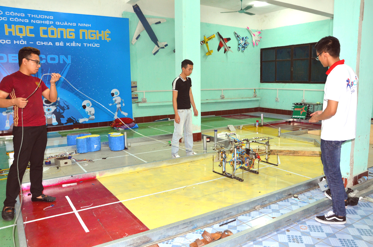 Đội tuyển Robocon của Trường Đại học Công nghiệp Quảng Ninh điều khiển Robot chạy thử.