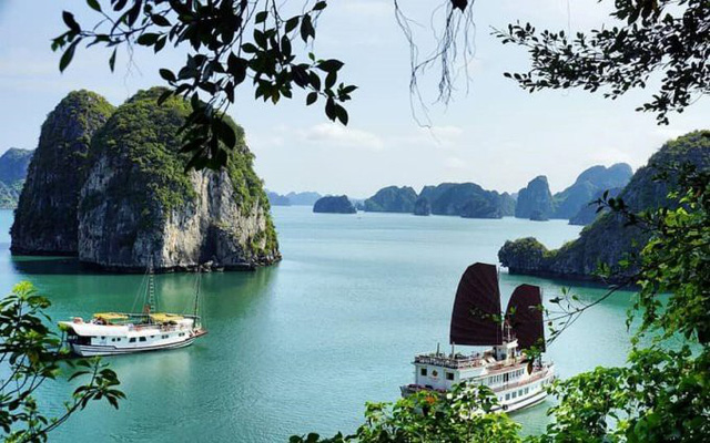 CNN descibles Ha Long Bay as a must-visit destination in Vietnam