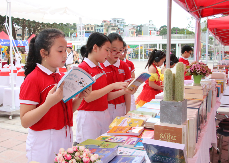 Các em học sinh tìm đọc sách tại các gian hàng sách trong Ngày hội sách Quảng Ninh năm 2019.