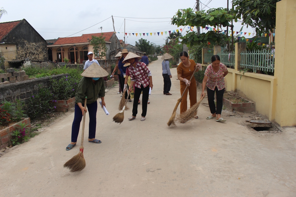 Sau khi được tuyên truyền, nhân dân các thôn của xã Sông Khoai tích cực lao động, dọn vệ sinh đường làng ngõ xóm tại TX Quảng Yên. (ảnh CTV Thùy Dương)