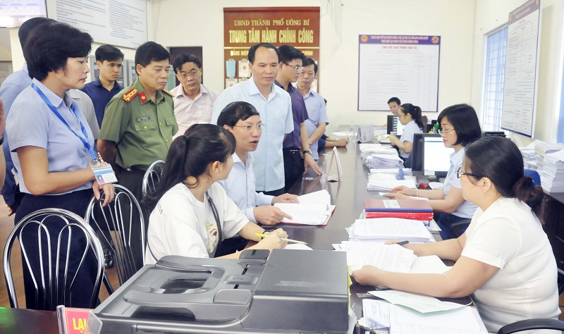 Đồng chí Phó Bí thư Thường trực Tỉnh ủy kiểm tra hoạt động của Trung tâm hành chính công TP Uông Bí.