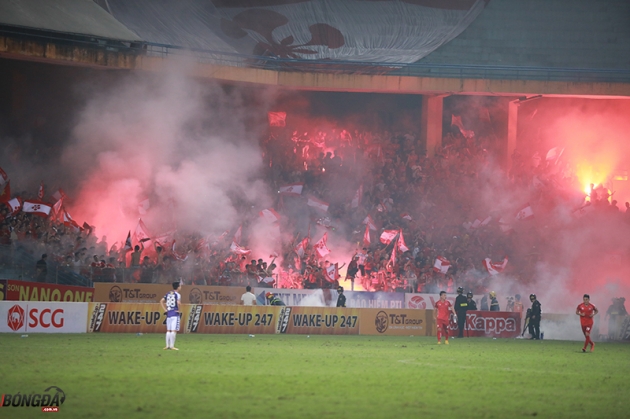  Sự cố pháo sáng ở sân Hàng Đẫy của Hà Nội FC. 