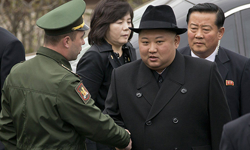 Lãnh đạo Triều Tiên Kim Jong-un bắt tay một sĩ quan Nga tại lễ đặt vòng hoa ở Vladivostok ngày 26/4. Ảnh: AP