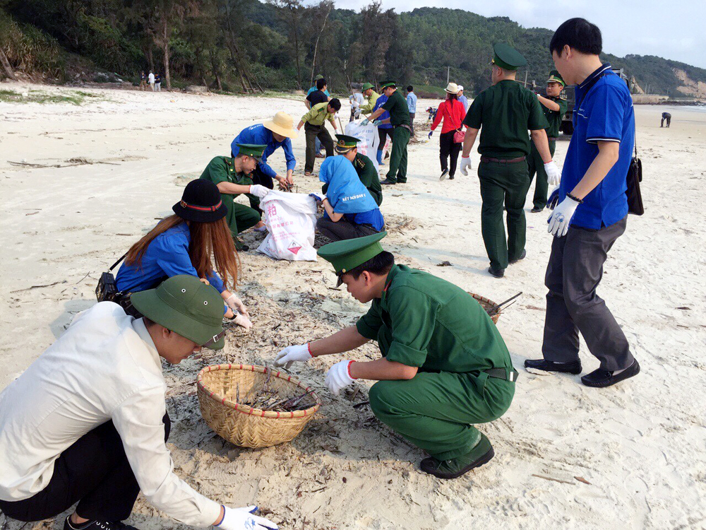 ĐVTN huyện Vân Đồn dọn dẹp vệ sinh bãi biển Quan Lạn, đảm bảo vệ sinh môi trường xanh - sạch - đẹp. 