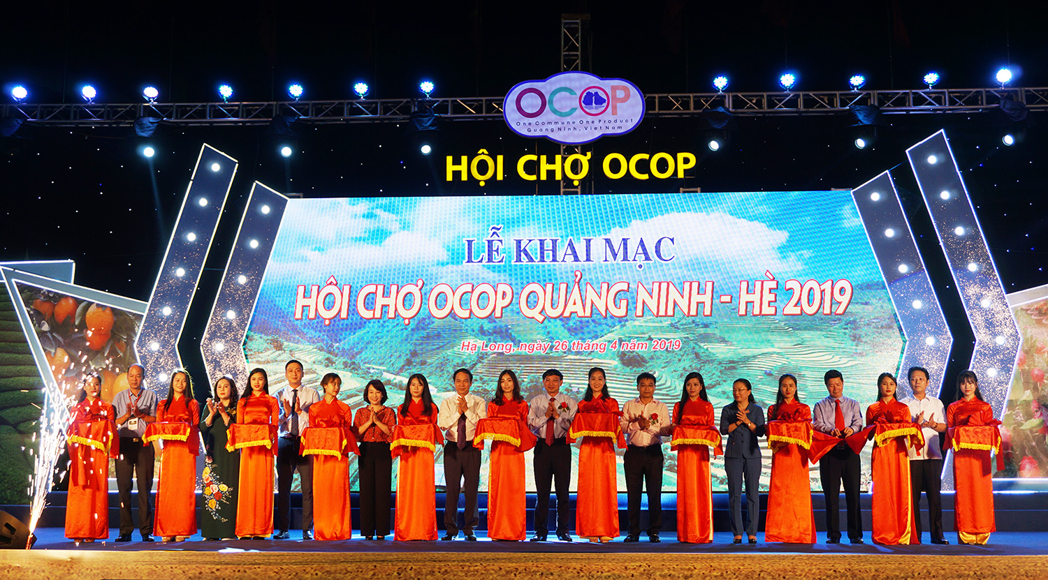 Các đại biểu cắt băng khai mạc Hội chợ OCOP Quảng Ninh - Hè 2019.