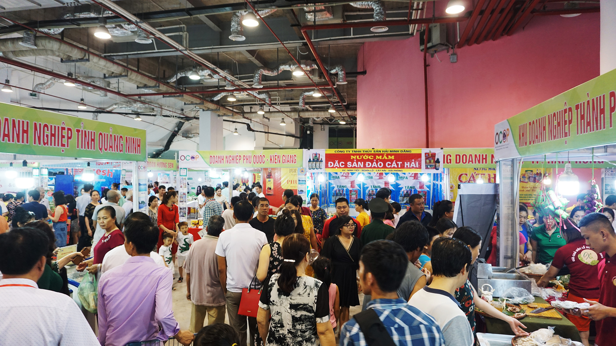 Trong ngày đâu tiên khai mạc Hội Chợ đã có rất đông người dân và du khách tới tham quan, mua sắm tại Hội chợ.