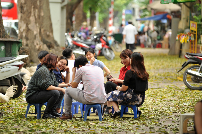 Một quán nước bình dân ở ngã tư Phan Chu Trinh, nơi các bạn trẻ nghỉ trưa bên mùa sấu rụng. Nhiều người đến với Hà Nội mùa này xao xuyến trước những con đường dệt lá vàng.