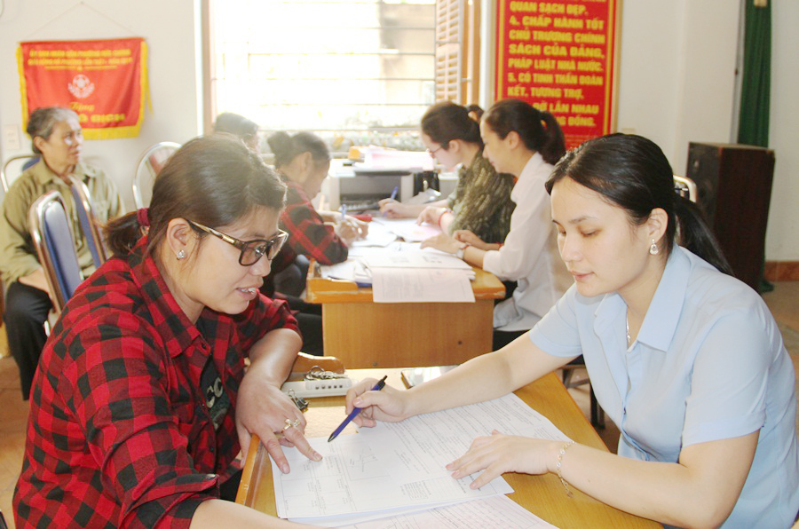 Trung tâm HCC TX Đông Triều tổ chức giải quyết TTHC lưu động cho người dân xã Nguyễn Huệ.