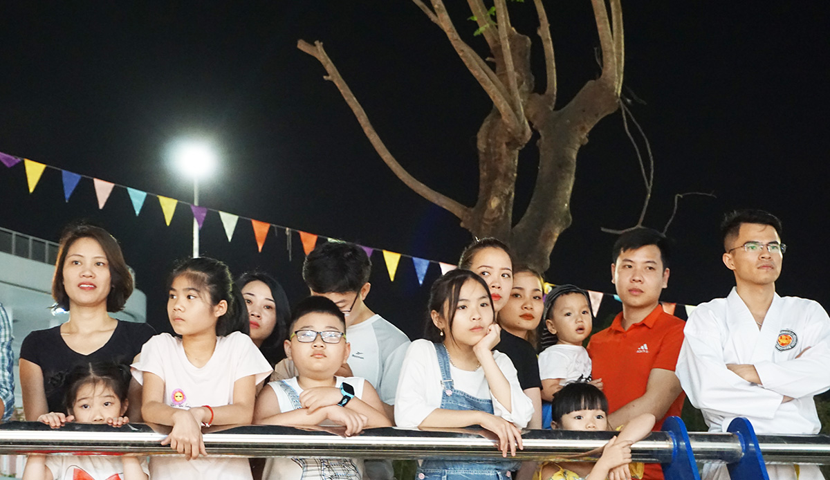 Rất đông các bạn nhỏ và gia đình đã tới xem buổi biểu diễn nghệ thuật chào mừng Tuần lễ du lịch Hạ Long - Quảng Ninh 2019 tại Cung Văn hóa Thanh thiếu nhi tỉnh.