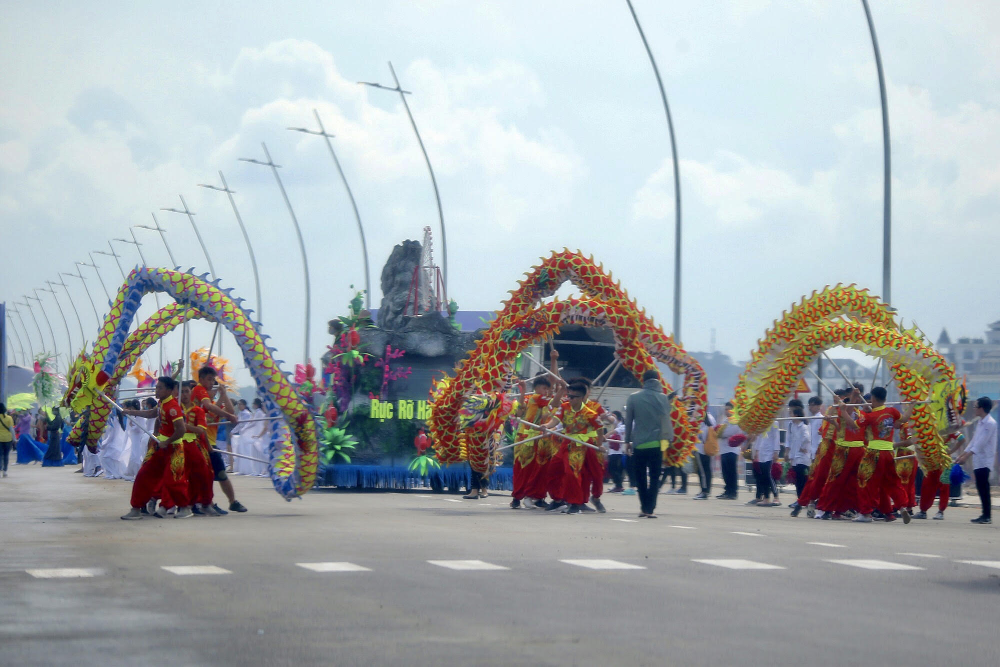 Luyện tập diễn diễu Carnaval ở Khu du lịch Bãi Cháy, TP Hạ Long, chiều ngày 27/4.