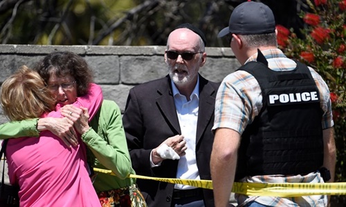 Cảnh sát phong tỏa bên ngoài giáo đường Chabad ở thành phố Poway, bang California, Mỹ. Ảnh: AP.