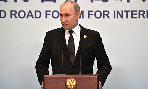 Tổng thống Nga Vladimir Putin ngày 27/4 phát biểu trong họp báo tại diễn đàn 