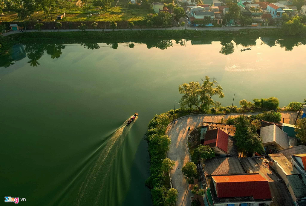  Những chiếc thuyền nhỏ di chuyển trên sông Ngự Hà quanh Thành Nội Huế nhìn từ Khinh khí cầu.