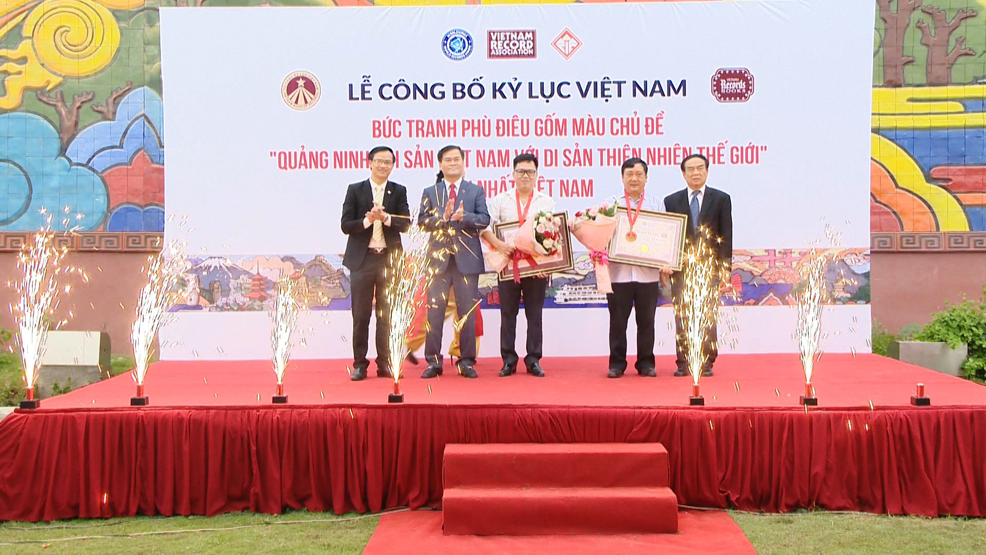 Tổ chức kỷ lục Việt Nam trao bằng chứng nhận cho thành phố Hạ Long