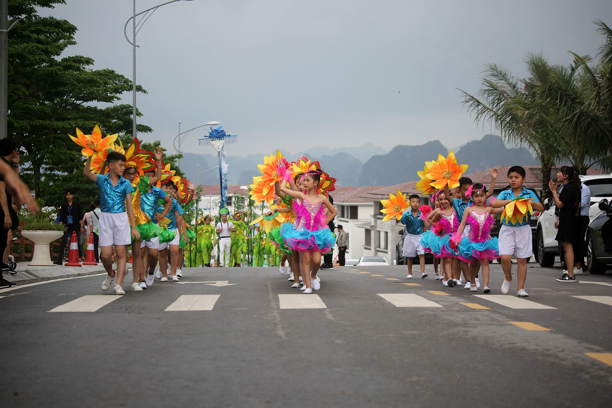 Trước đó là màn diễu hành mang màu sắc Carnaval với hơn 400 người tham dự.