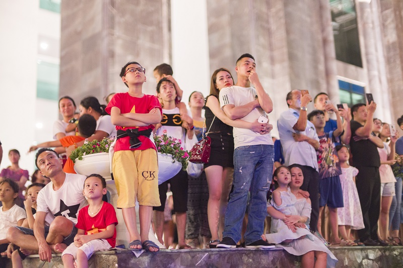 Hàng ngàn du khách đã nán lại sau chương trình nghệ thuật Carnaval Hạ Long để thưởng thức 20 phút pháo hoa đẹp mắt