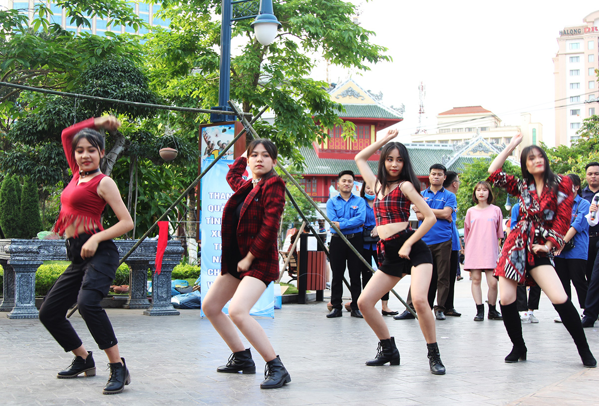 Sôi nổi các hoạt động thanh niên chào đón Tuần du lịch Hạ Long – Quảng Ninh với tiết mục nhảy hiện đại tại Hạ Long Park.