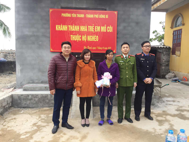 Phường Yên Thanh tổ chức khánh thành và trao tặng nhà ở cho chị Nguyễn Thị Hương - là hộ nghèo đơn thân nuôi con trên địa bàn phường