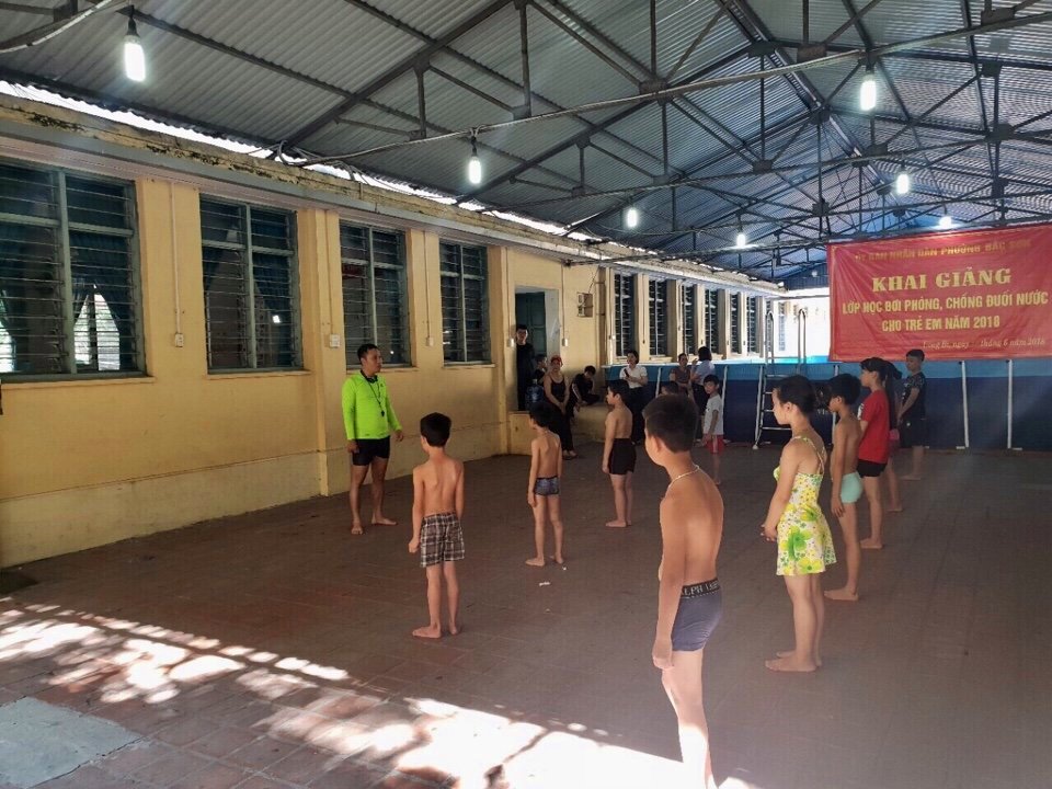 Lớp dạy bơi cho trẻ em có hoàn cảnh khó khăn được tổ chức tại phường Bắc Sơn, TP Uông Bí
