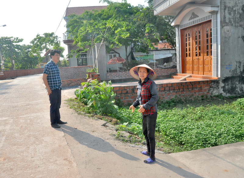 Bà Dương Thị Thoa và ông Dương Đức Vỹ chỉ lối thoát nước duy nhất từ trước của các gia đình giờ đã bị vùi lấp bởi dự án. Ảnh: Thu Nguyệt
