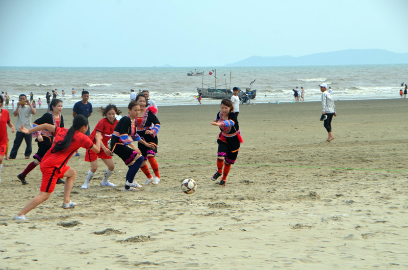 Giải bóng đá nữ bãi biển TP Móng Cái 2019