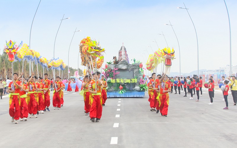 Hơn 200 nghệ sĩ Việt Nam và quốc tế tham gia diễn diễu Carnaval tại đường bao biển Bãi Cháy.