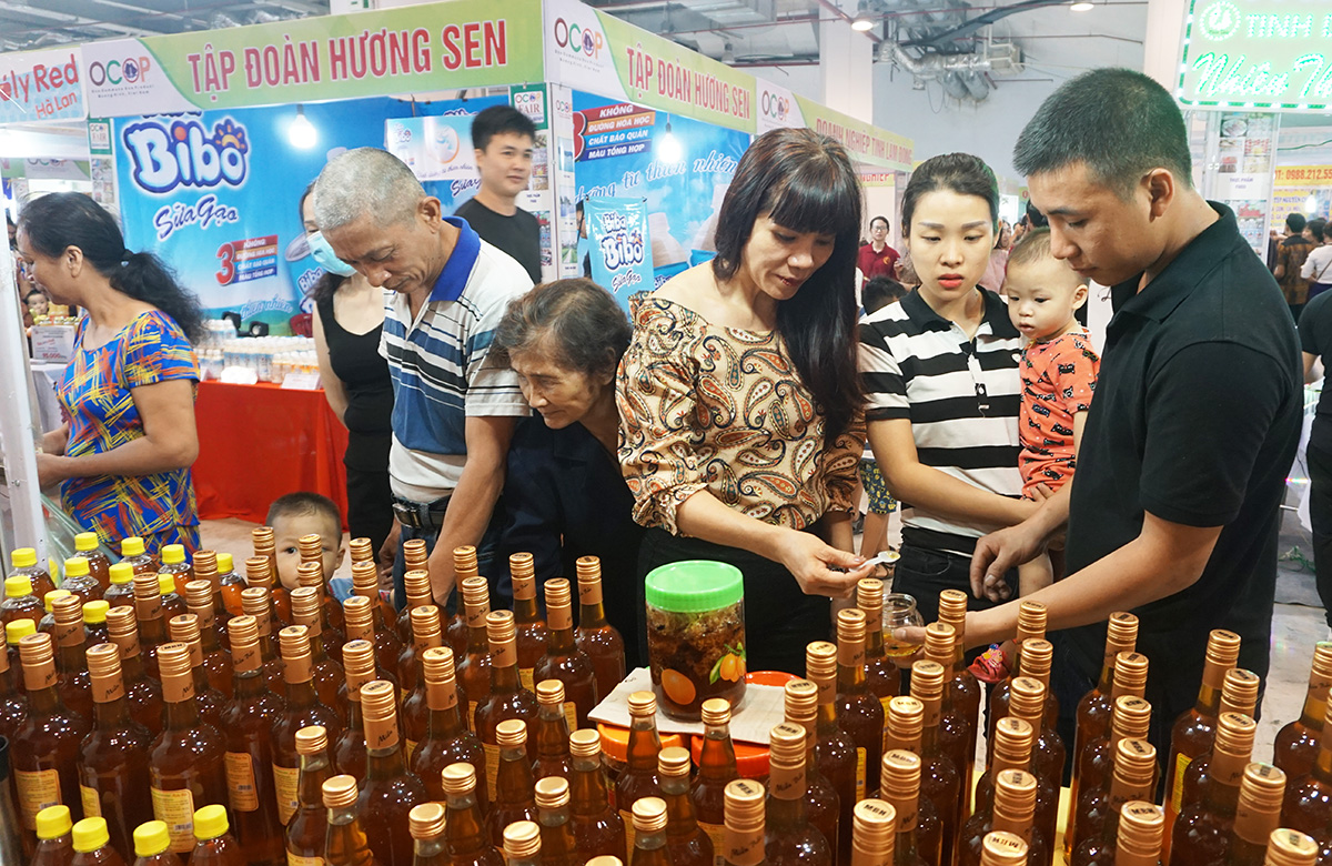 Nhiều sản phẩm tại Hội chợ OCOP Quảng Ninh - Hè 2019 được người dân tin tưởng lựa chọn.