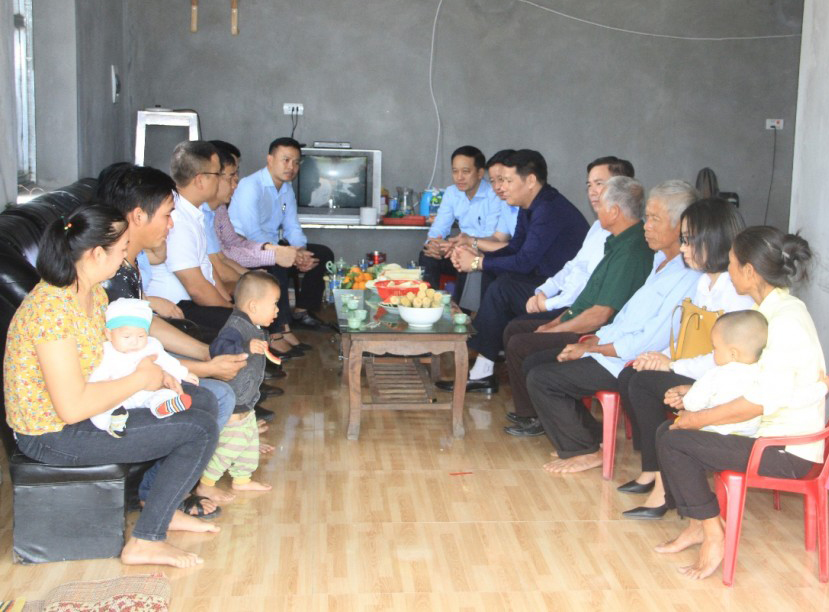 Công đoàn Công ty than Hạ Long và Công đoàn TKV đến thăm, trao tặng hỗ trợ cho gia đình anh Nguyễn Văn Mẹo.
