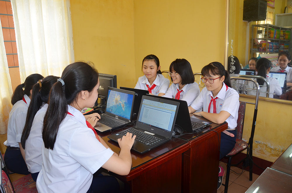 Học sinh Trường THCS Lê Qúy Đôn, TX Quảng Yên xem máy tính tại phòng thư viện.