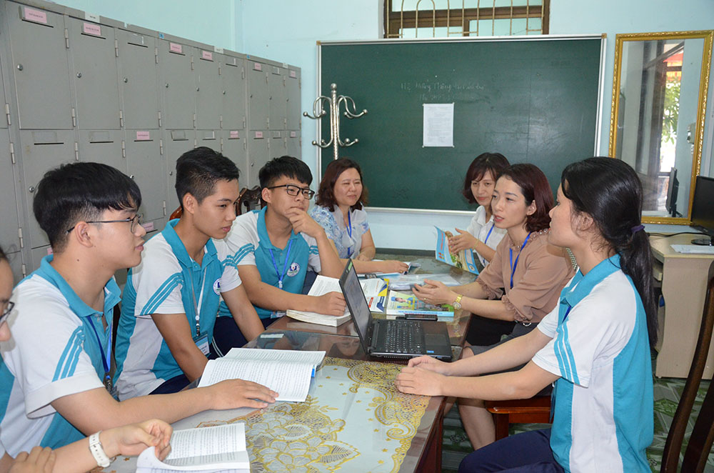 Tổ Tư vấn tâm lý học đường Trường THPT Uông Bí sinh hoạt bàn về các giải pháp thời gian tới.