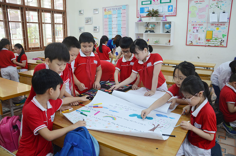 Học sinh Trường Tiểu học Hạ Long thực hành theo nhóm về kỹ năng sống.