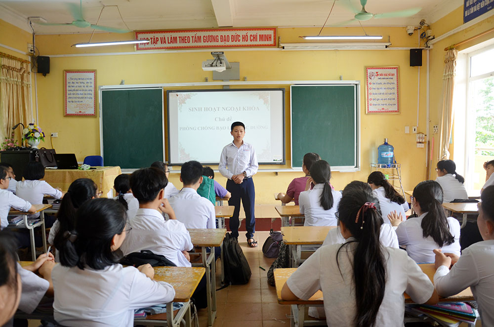 Học sinh lớp 9B, Trường THCS Lê Qúy Đôn, TX Quảng Yên sinh hoạt ngoại khóa về bạo lực học đường.