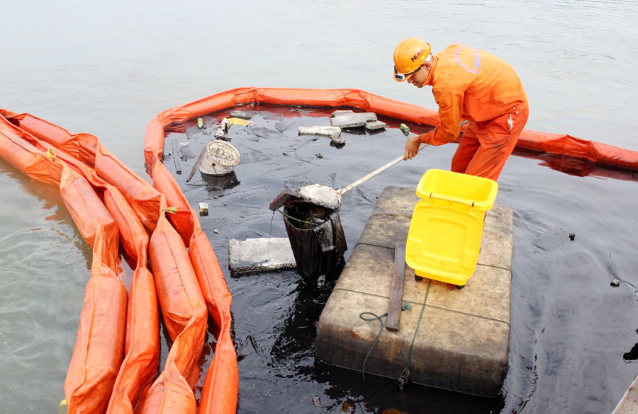 Quây phao xử lý sự cố tràn dầu trên biển