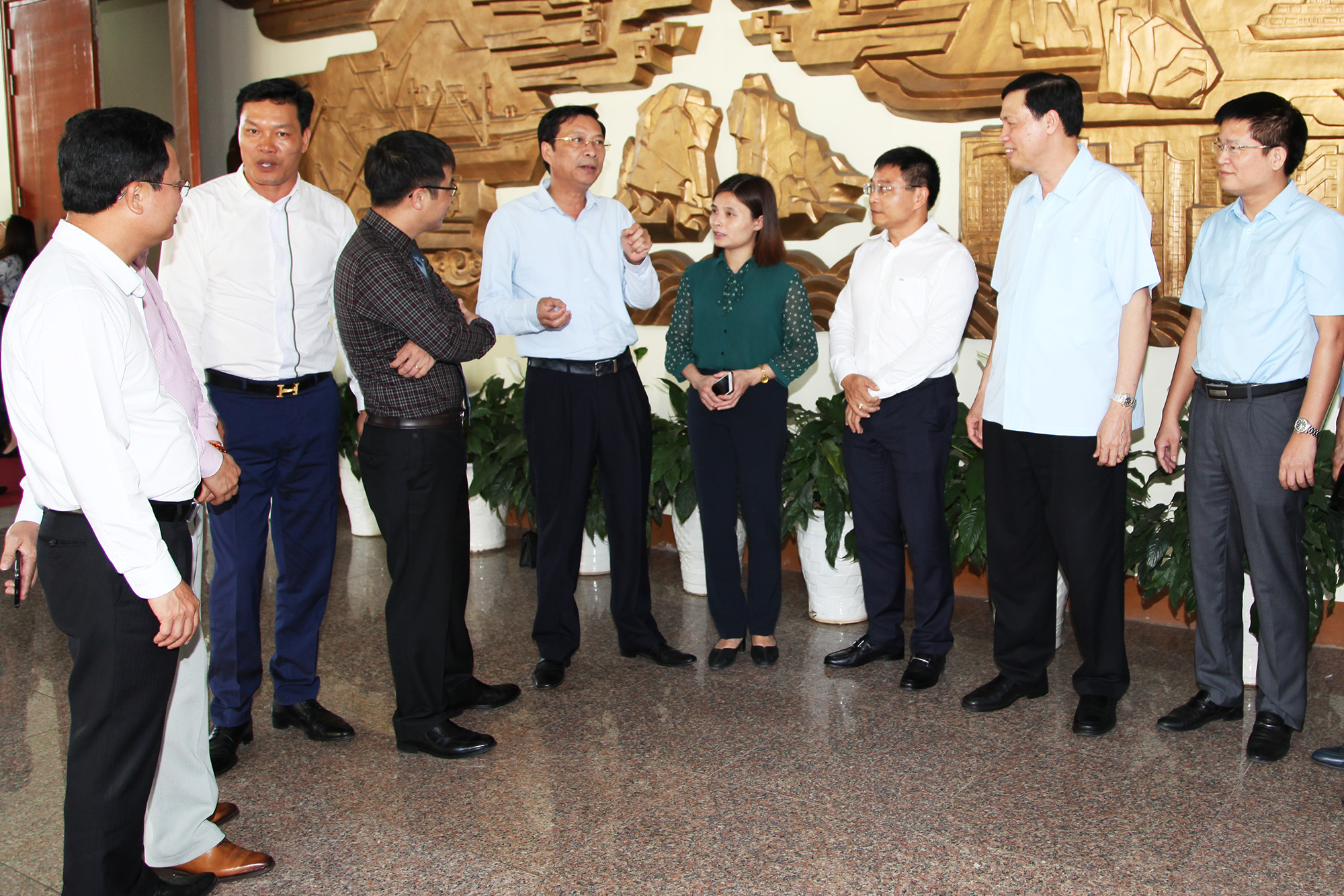 Lãnh đạo tỉnh trò chuyện với các chuyên gia, doanh nghiệp bên lề hội nghị triển khai Nghị quyết số 02/NQ-CP ngày 1/1/2019 của Chính phủ và phân tích chuyên sâu về chỉ số năng lực cạnh tranh (PCI) tỉnh Quảng Ninh 2018