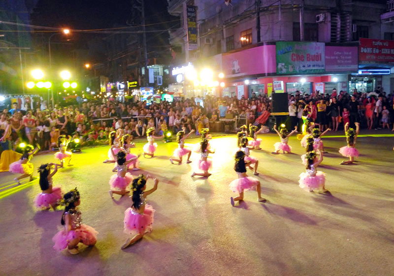 Một loạt các chương trình văn hóa, nghệ thuật diễn ra tại phố đi bộ Trần Phú.