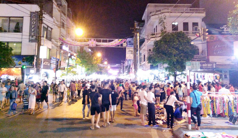 Phố đi bộ Trần Phú thu hút hàng nghìn du khách tham quan và mua sắm.