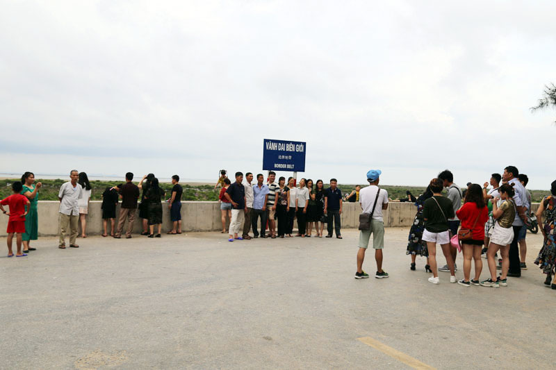 Du khách thích thú chụp ảnh lưu niệm tại mũi Sa Vĩ.