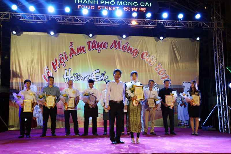 Lãnh đạo thành phố Móng Cái trao giải nhất cho Nhà hàng Sen-Khách sạn Grand Móng Cái.