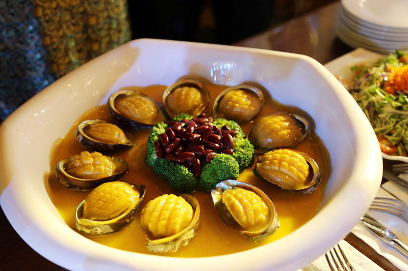 Món bào ngư hầm đậu đỏ của nhà hàng Sen-Khách sạn Grand Móng Cái.