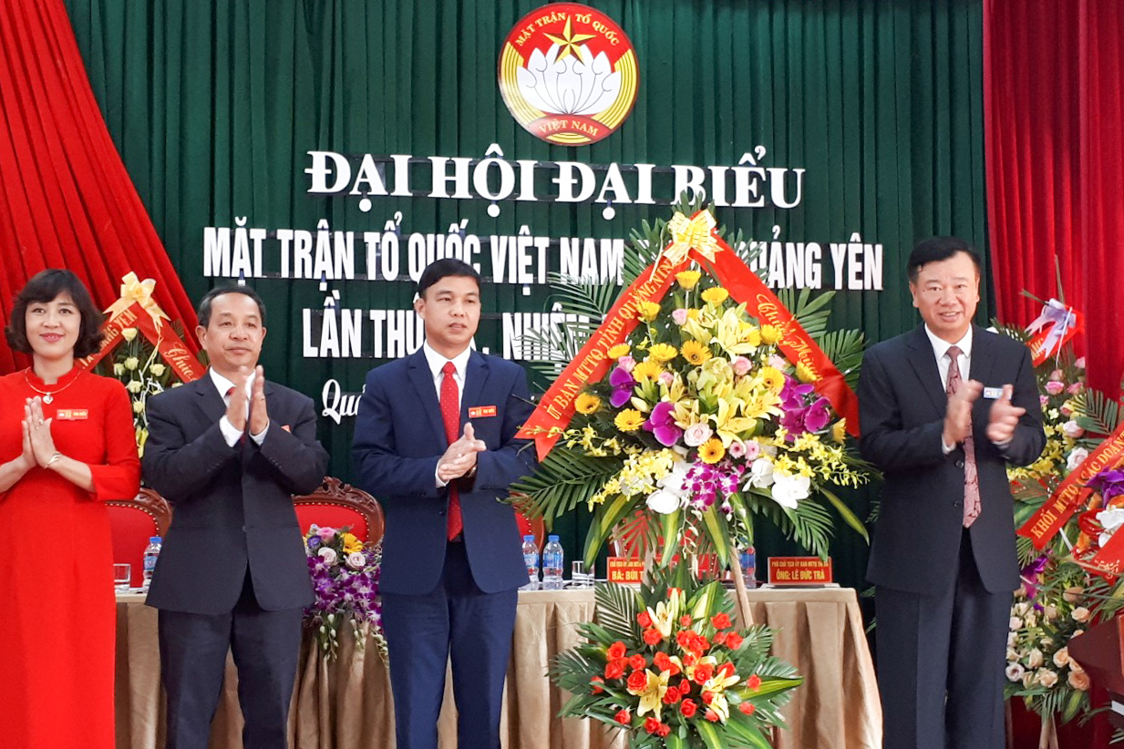 Lãnh đạo Ủy ban MTTQ tỉnh tặng hoa chúc mừng đại hội MTTQ TX Quảng Yên.